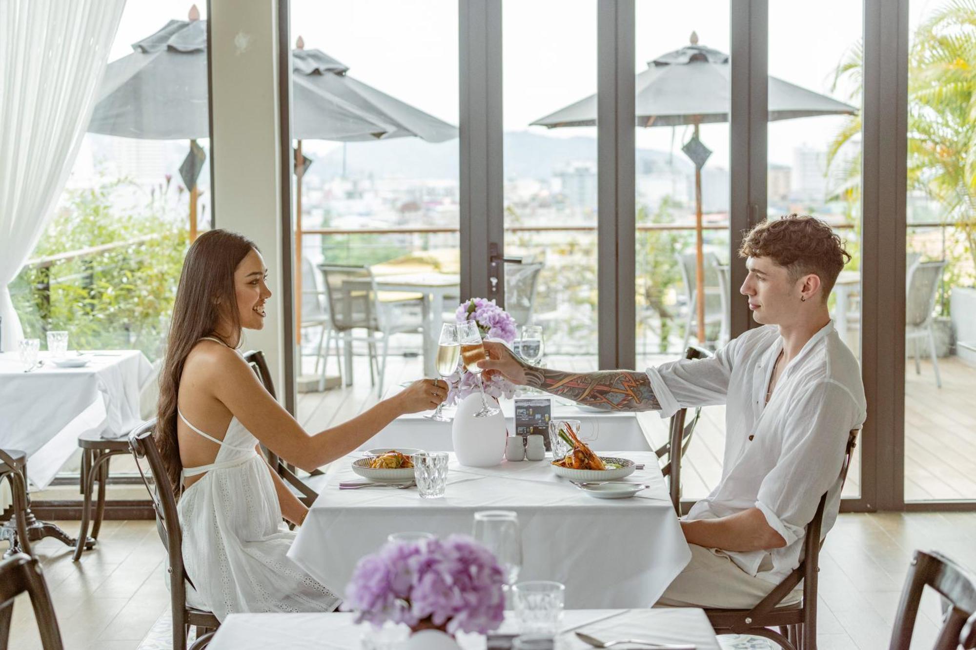 Skyview Resort Phuket Patong Beach Exterior photo A couple dining together